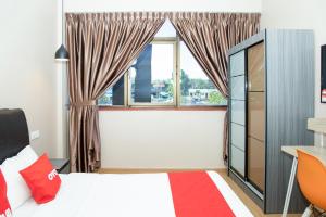 Postel nebo postele na pokoji v ubytování Capital O 90406 Mirani Hotel