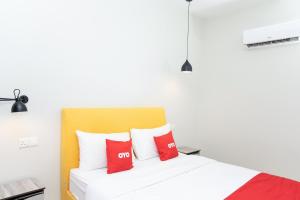 Postel nebo postele na pokoji v ubytování Capital O 90406 Mirani Hotel