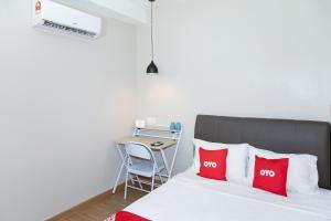 Postel nebo postele na pokoji v ubytování Capital O 90406 Mirani Hotel
