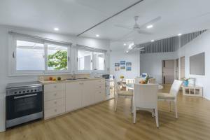 Kuchyň nebo kuchyňský kout v ubytování Seaview Private Villas