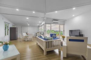 TV a/nebo společenská místnost v ubytování Seaview Private Villas