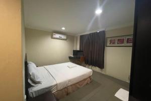 Postel nebo postele na pokoji v ubytování OYO 90411 Perdana Hotel Labuan