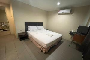 Postel nebo postele na pokoji v ubytování OYO 90411 Perdana Hotel Labuan