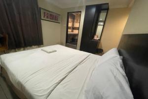 Postel nebo postele na pokoji v ubytování OYO 90411 Perdana Hotel Labuan