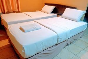 Postel nebo postele na pokoji v ubytování OYO 90411 Perdana Hotel Labuan