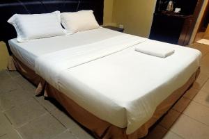 Postel nebo postele na pokoji v ubytování OYO 90411 Perdana Hotel Labuan