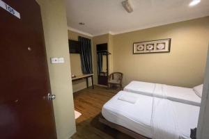 Postel nebo postele na pokoji v ubytování OYO 90411 Perdana Hotel Labuan