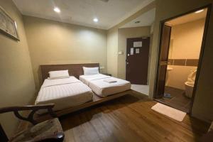 Postel nebo postele na pokoji v ubytování OYO 90411 Perdana Hotel Labuan