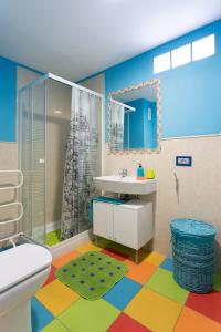 a colorful bathroom with a sink and a shower at La Laguna Centro in Las Lagunas