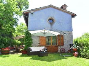 ファブリアーノにあるBelvilla by OYO Casa Cieloの青い家
