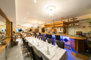 una sala da pranzo con un lungo tavolo in un ristorante di Hotel Moselsteig a Osann-Monzel