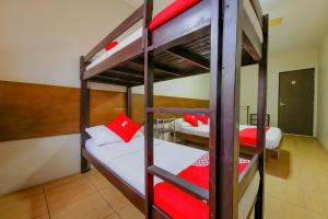 Postel nebo postele na pokoji v ubytování Metro Deluxe Residences