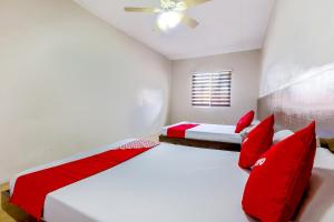 Postel nebo postele na pokoji v ubytování Metro Deluxe Residences
