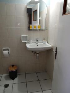 Ένα μπάνιο στο Natalie rooms 2 plaka drepano Ευρύχωρο και δροσερό +30 φωτογραφίες