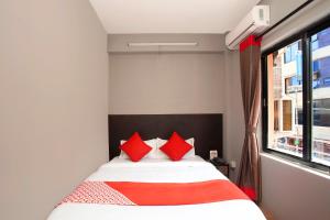Postel nebo postele na pokoji v ubytování OYO 587 Hotel Tradition Inn