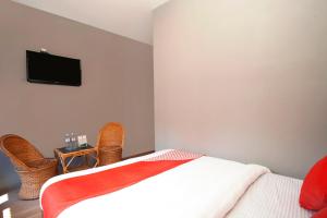TV a/nebo společenská místnost v ubytování OYO 587 Hotel Tradition Inn