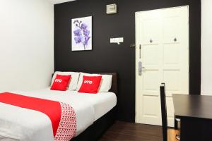 Postel nebo postele na pokoji v ubytování OYO 90460 Hotel Kl2f Rest & Go