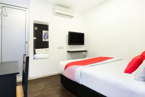Postel nebo postele na pokoji v ubytování OYO 90460 Hotel Kl2f Rest & Go