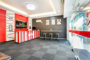 TV a/nebo společenská místnost v ubytování OYO 90460 Hotel Kl2f Rest & Go