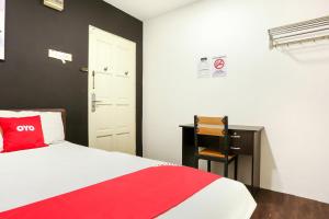 Postel nebo postele na pokoji v ubytování OYO 90460 Hotel Kl2f Rest & Go
