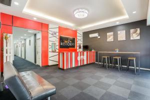 TV a/nebo společenská místnost v ubytování OYO 90460 Hotel Kl2f Rest & Go