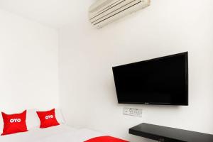 TV a/nebo společenská místnost v ubytování OYO 90460 Hotel Kl2f Rest & Go