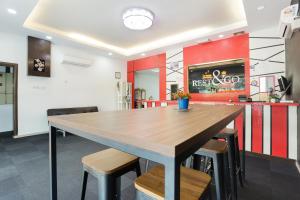 Kuchyň nebo kuchyňský kout v ubytování OYO 90460 Hotel Kl2f Rest & Go