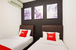 Postel nebo postele na pokoji v ubytování OYO 90460 Hotel Kl2f Rest & Go