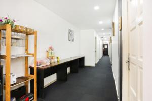 Postel nebo postele na pokoji v ubytování OYO 90460 Hotel Kl2f Rest & Go