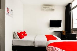 Postel nebo postele na pokoji v ubytování OYO 90460 Hotel Kl2f Rest & Go