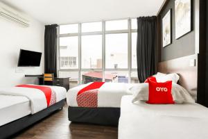 Postel nebo postele na pokoji v ubytování OYO 90460 Hotel Kl2f Rest & Go