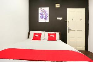 Postel nebo postele na pokoji v ubytování OYO 90460 Hotel Kl2f Rest & Go