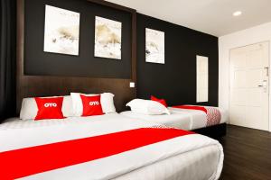 Postel nebo postele na pokoji v ubytování OYO 90460 Hotel Kl2f Rest & Go