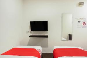 TV a/nebo společenská místnost v ubytování OYO 90460 Hotel Kl2f Rest & Go