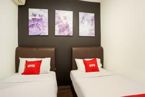 Postel nebo postele na pokoji v ubytování OYO 90460 Hotel Kl2f Rest & Go