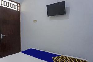 TV a/nebo společenská místnost v ubytování OYO 90928 Wisma Asri Putra Syariah