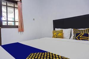 Postel nebo postele na pokoji v ubytování OYO 90928 Wisma Asri Putra Syariah + 18 fotografií