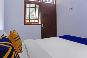 Postel nebo postele na pokoji v ubytování OYO 90928 Wisma Asri Putra Syariah