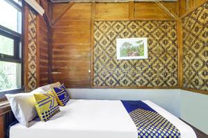 Ένα ή περισσότερα κρεβάτια σε δωμάτιο στο Hotel O Desa Wisata Guranteng