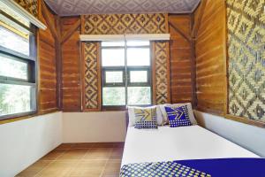 Ένα ή περισσότερα κρεβάτια σε δωμάτιο στο Hotel O Desa Wisata Guranteng