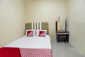Ein Bett oder Betten in einem Zimmer der Unterkunft OYO 90981 X2 Homestay