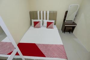 Ein Bett oder Betten in einem Zimmer der Unterkunft OYO 90981 X2 Homestay