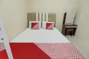 Ein Bett oder Betten in einem Zimmer der Unterkunft OYO 90981 X2 Homestay