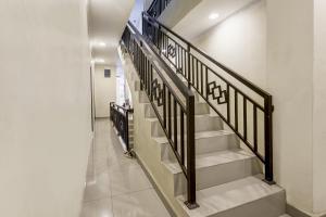 eine Treppe mit schwarzen Geländern in einem Haus in der Unterkunft OYO 90981 X2 Homestay in Nagoya