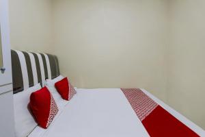 Ein Bett oder Betten in einem Zimmer der Unterkunft OYO 90981 X2 Homestay