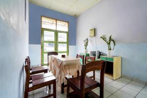 Una cocina o cocineta en SPOT ON 91064 Wisma Lec Syariah