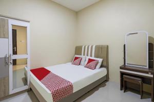 Ein Bett oder Betten in einem Zimmer der Unterkunft OYO 90981 X2 Homestay