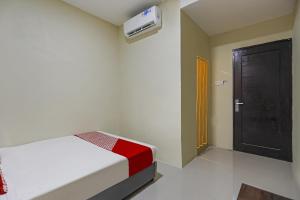 Ein Bett oder Betten in einem Zimmer der Unterkunft OYO 90981 X2 Homestay