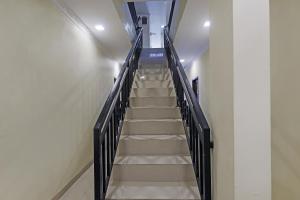 eine Treppe in einem Gebäude mit einem Treppenhaus in der Unterkunft OYO 90981 X2 Homestay in Nagoya