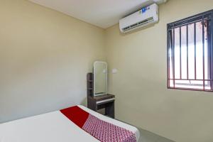 ein weißes Zimmer mit einem Bett und einem Fenster in der Unterkunft OYO 90981 X2 Homestay in Nagoya